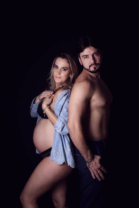 Fotografia de familia em ensaio gestante estpudio fundo infinito Brasilia àguas Claras'