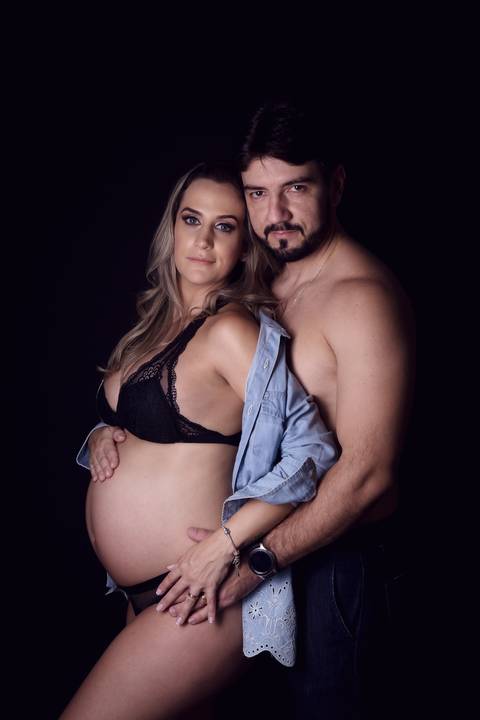 Gestante e marido em ensaio de casal, foto minimalista, editorial em estudio Brasilia DF'