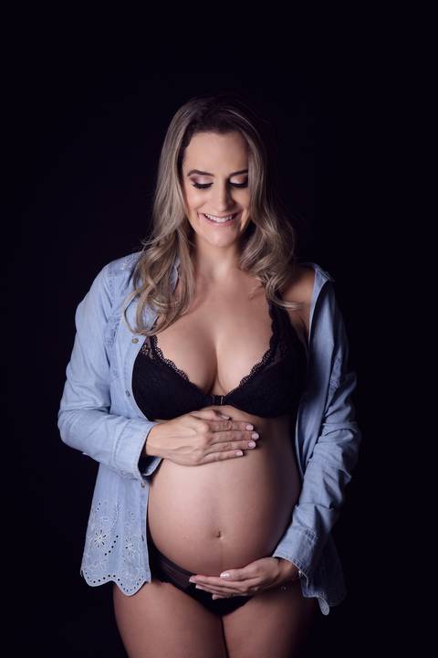 Gestante em fundo preto, ensaio gestante em fundo de estudio '