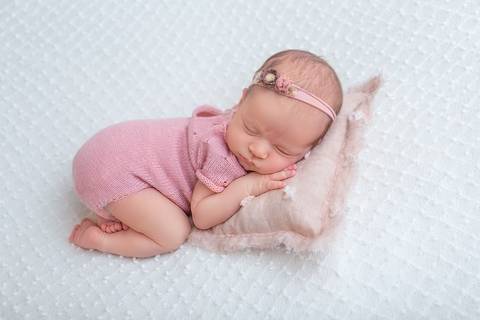 Ensaio Newborn Brasília menina roupinha rosa, Gabi Aine'