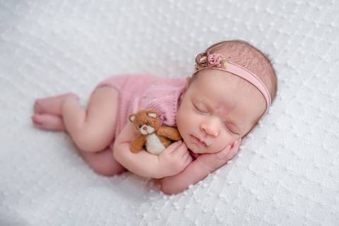 Newborn Brasilia menina com ursinho e manta pipoca branca'