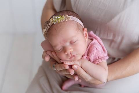 Newborn Brasilia nas mãos da mãe, Gabi Aine'
