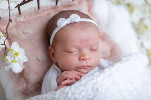 Newborn Brasília, menina caminha delicadeza pura, minimalista , Gabi Aine'