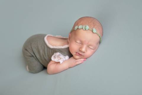 Ensaio Newborn Brasilia manta verde recém-nascida menina'