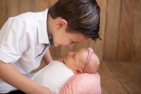 Amor de irmãos no ensaio newborn Brasilia'