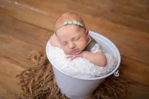 Bebe no baldinho Ensaio Newborn Brasilia'