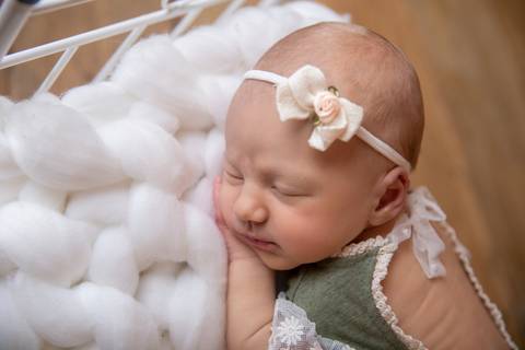 Bebe na caminha Ensaio Newborn Brasilia àguas Claras DF Gabi Aine'