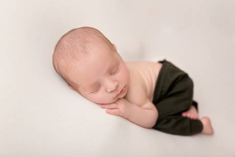 Ensaio de Recem Nascido Menino manta branca roupa verde Newborn Brasilia'