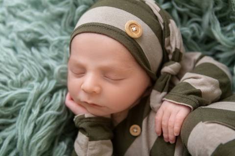 Detalhe close no ensaio newbirn em Brasilia, bebe menino, recem nascido, Gabi Aine'