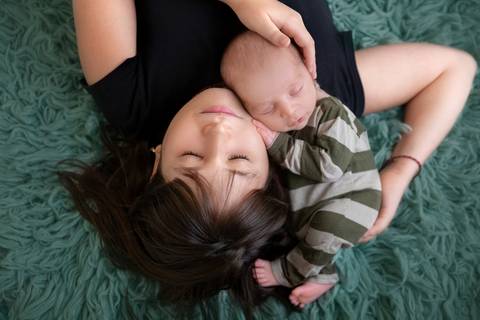 Foto amor de irmão em Brasilia, ensaio newborn Águas Claras Brasilia DF'