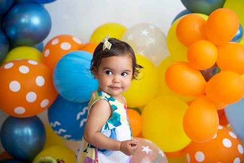 Ensaio Celebrar Smash The Frui, bolo de fruta, cenário colorido e alegre'