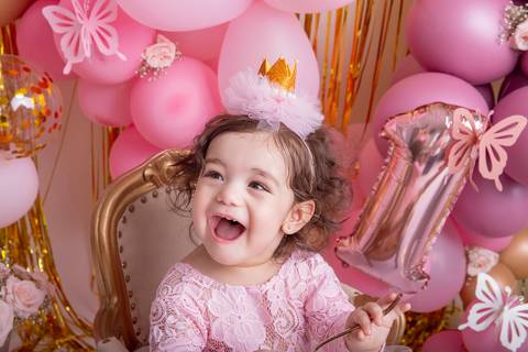 Sorriso no ensaio rosa e dourado Smash The Cake àguas claras DF'