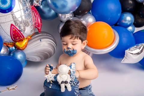 Interagindo com o bolo Smash The Cake Brasilia DF Astronauta'