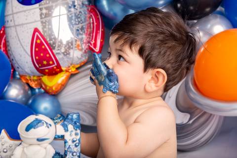 comendo bolo Smash The Cake Brasilia DF Astronauta'