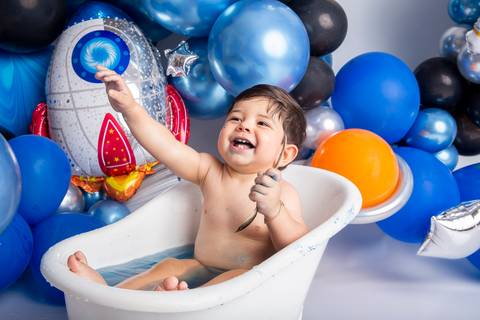 Hora do banho no ensaio tema astronauta em Brasilia DF'