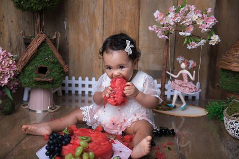 comendo bolo de fruta no ensaio Smash The Fruit Brasilia DF'