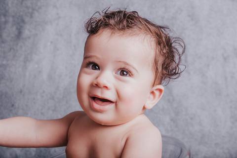 Sorriso no ensaio de acompanhamento bebê de 6 meses àguias claras DF'