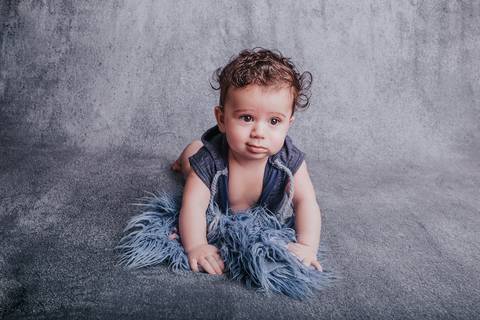 Bebe de seis meses no seu ensaio de acompanhamento, cinza e azul, Brasilia DF'