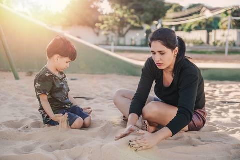 mamãe brincando tambem em ensaio em casa, lifestyle brasilia DF'