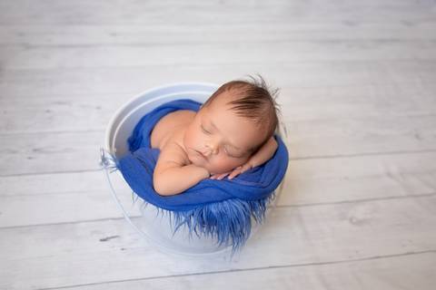 Bebe no baldinho Ensaio Newborn Brasilia DF'