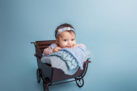 Sorriso fundo azul ensaio de acompanhamento primeiro ano'