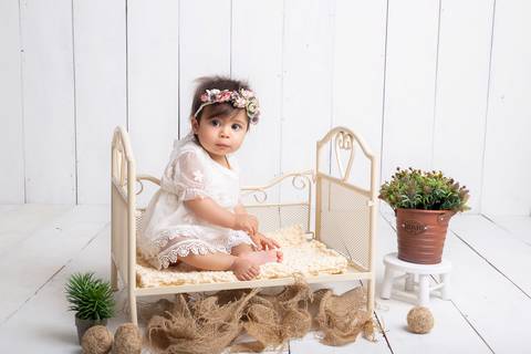 bebê na caminha, tiara florida, rustico, acompanhamento primeiro ano bebê'