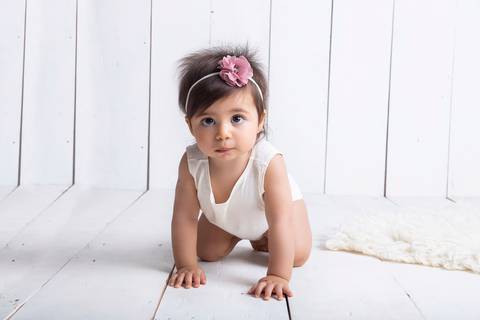 Ensaio trimestral de acompanhamento, bebê fundo branquinho, leve e atemporal estudio Gabi Aine Brasilia DF'