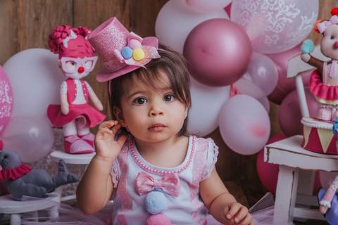 Olha eu aqui no meu ensaio de acompanhamento no tema circo rosa, primeiro ano'