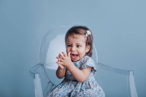 Parabens parabens, primeiro ano de vida completos, ensaios de 12 meses, fundo azul, Gabi Aine'