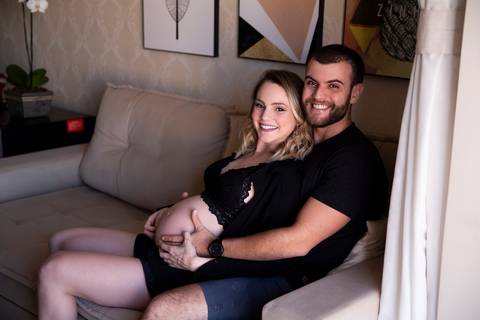 amor em familia na sala de estar, ensaio gestante Brasilia DF'