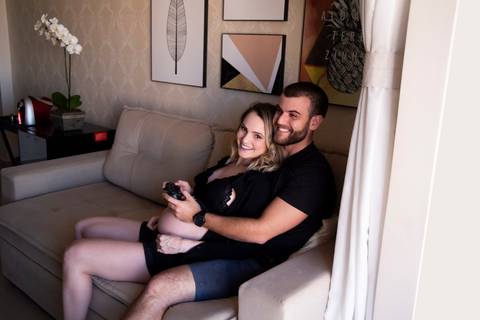 e o papai ja esta ansioso pra bricnar de videogame com o filhão, ensaio gestante Brasilia'