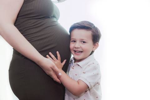 ensaio gestante em Brasilia, realizado no conforto do lar, irmao mais velho dando amor, Lifestyle'