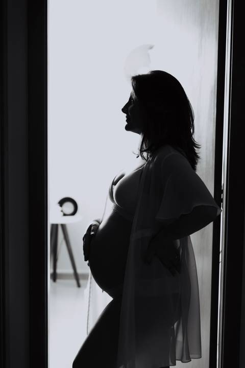 luz que contorna o corpo da gestante Brasilia DF< ensaio lifestyle em ágas claras DF Gabi Aine'