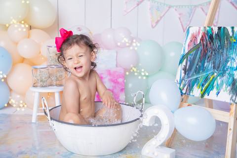 Sorriso no banho do ensaio smash the paint, pinturinha, tieday, pintando o sete, menina, ensaio 2 anos '