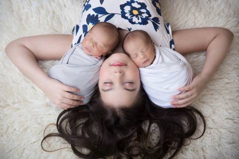 irmão em ensaio newborn gêmeos, Brasília DF'