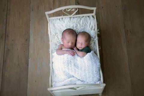 dupla de gêmeos na caminha Ensaio Newborn DF'