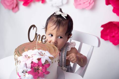 Comendo o bolo smash the cake primeiro ano completo Brasilia DF'