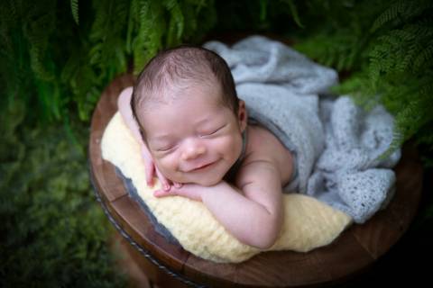 sorrindo no jardim ensaio newborn Brasilia DF'