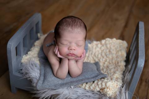 Ensaio newbirn seguro, imagem com fusão de duas fotos, Brasilia DF Gabi Aine'