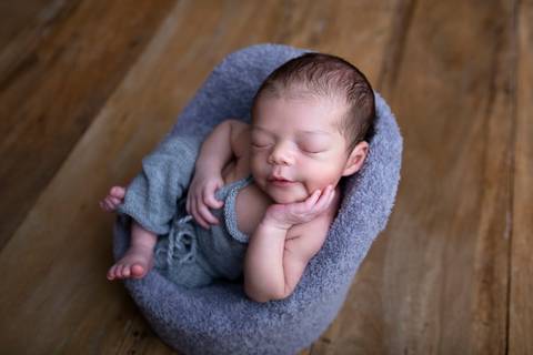 Pose fofa na cadeirinha cinza ensaio newborn Brasilia Gabi aine'