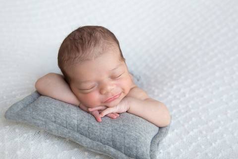 Pose de bracinho, ensaio Newborn Brasilia DF'