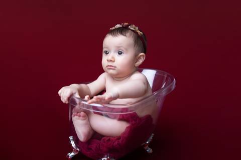 Acompanhamento primeiro ano, ensaio na banheira, vinho, bebe seis meses, book bebê'