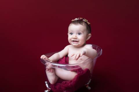 Book de bebê seis meses em banheira trabsparente, cor vinho. Brasilia DF, Gabi Aine'