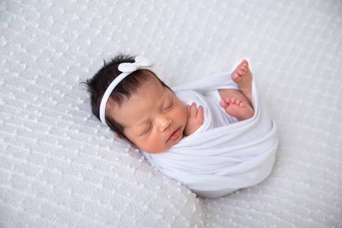 Ensaio Newborn Menina manta branca enrolada no whap'