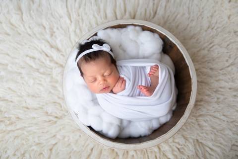 Newborn menina bolinha produção Branca '