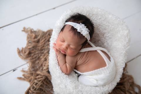 Foto de cima bebê menina, ensaio Newborn Brasília'