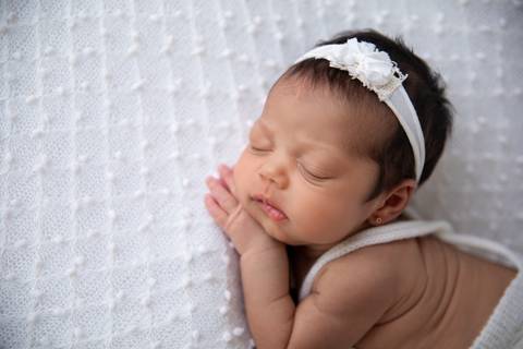 Delixadeza, ensaio Newbirn Menina, manta clarinha, pose dorminhoca'