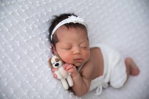 Newborn Brasília Menina, Segurando cachorinho, produção menina'