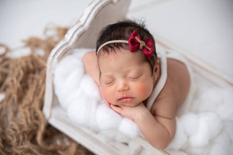 Amor de ensaio Newbirn menina, bercinho, produção clarinha, lacinho vermelho, Newborn Brasília'