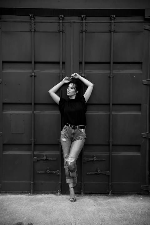 Foto feminina externa, preto e branco, auto estima feminina'